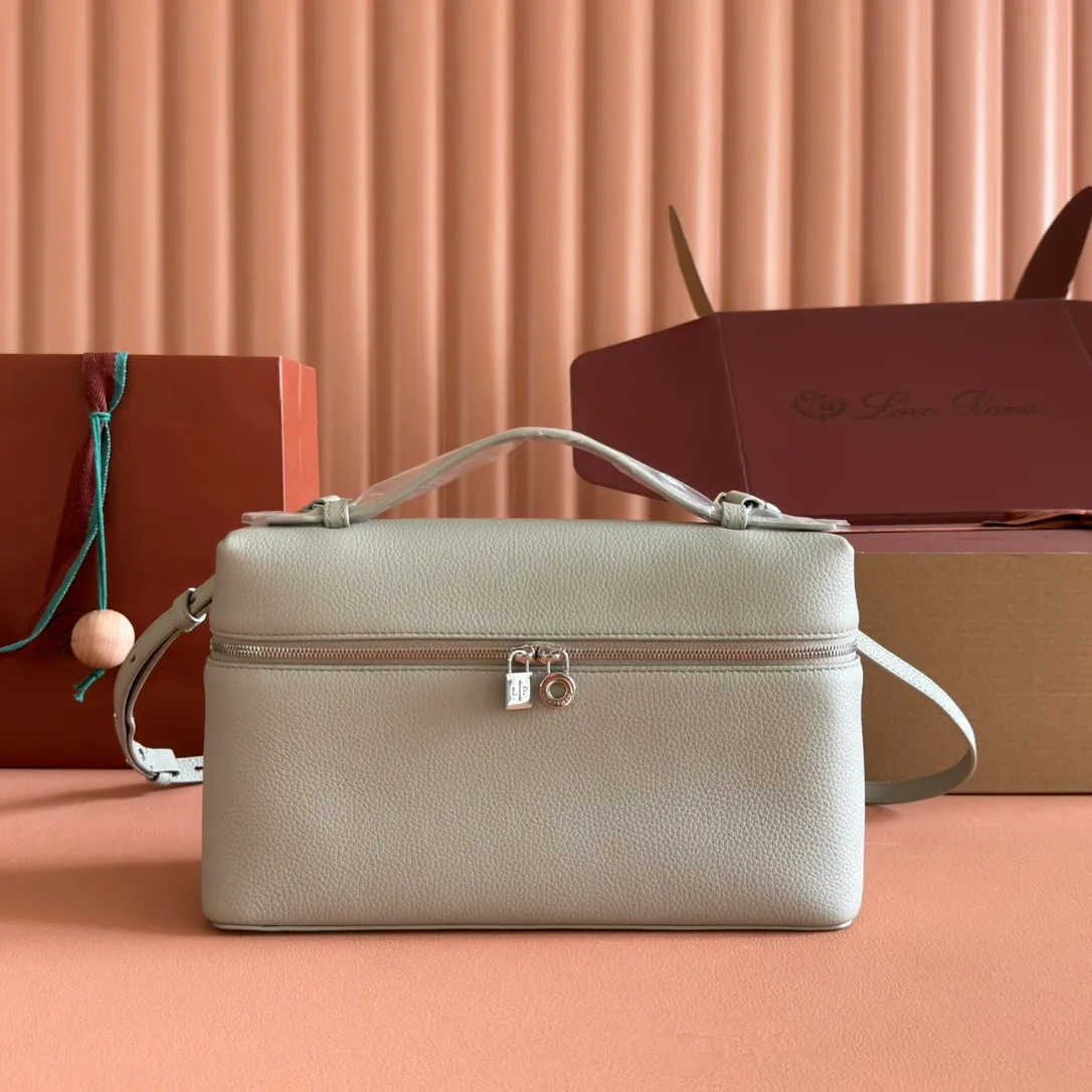 p1280💋💋💋【Original leather all-steel configuration counter complete package】𝐋𝐨𝐫𝐨 𝐏𝐢𝐚𝐧@ Extra pocket L27 series handbag/crossbody bag The most comfortable life is when it is not defined, just like loro The material design of pian@ does not require complicated design styles. The simple and soft outline is elegant and durable, like an exquisite cosmetic case, which perfectly balances appearance and functionality. The leather is delicate and feels as soft as butter. The small bag has a large capacity. It is not only portable with a thin shoulder strap, but can also be worn cross-body. Sisters who have a special liking for minimalist style can buy it. It is simple and versatile. The simpler, the more different. Stars and Instagram celebrities are all planting it. There are two sizes of 19 cm and 27 cm. One is exquisite and casual, and the other is elegant and grand. Dimensions: length 27×width 10×height 16cm (with shoulder strap)